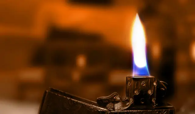 Betrunkener zündet mehrfach Feuer an und wehrt sich bei Festnahme