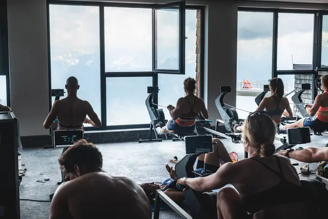 Die niederländischen Olympia-Rudererinnen und -Ruderer beim gemeinsamen Ergometer-Workout | Foto: Sandra Halter