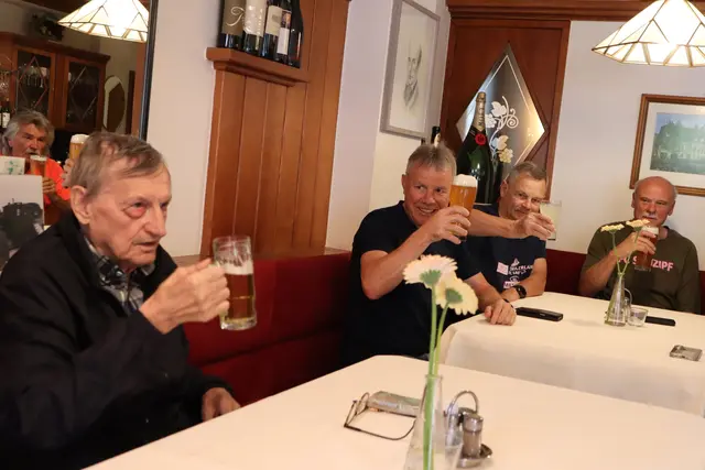 Ein Prost auf das Geburtstagskind | Foto: Gerhard Langmann