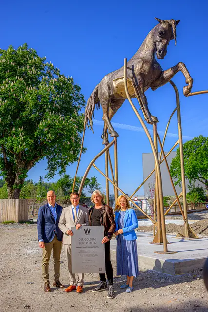 Die Statue ziert nun mindestens zwei Jahre den neuen Volksgarten. | Foto: Stadt Wels