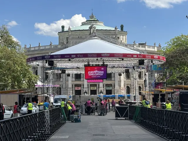 Das ESC-Village beim Rathausplatz wartet schon auf die ersten Besuchenden am Sonntag. | Foto: Antonio Šećerović/MeinBezirk