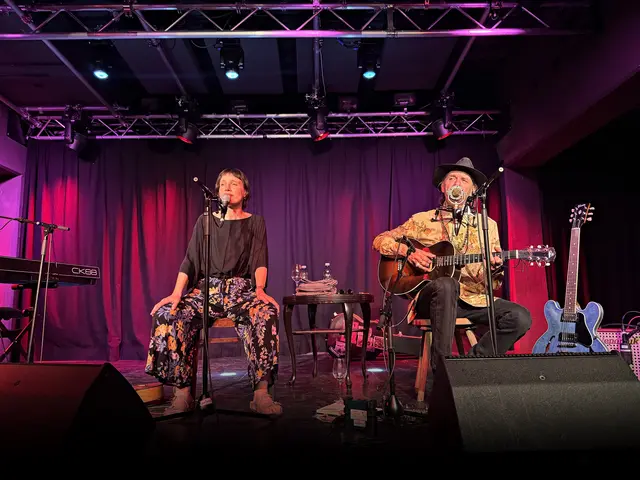Ernst Molden und Sigrid Horn eröffneten mit ihrem ersten gemeinsamen Werk „Kuaz vuan Weda“ das diesjährige TschirgArt Jazzfestival in der Stadtbühne Imst.