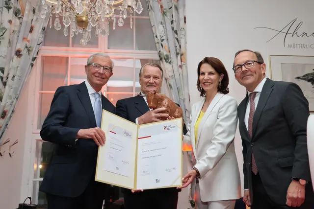 Heinrich Dieter Kiener wurde als Salzburger des Jahres ausgezeichnet. Im Bild mit Landeshauptfrau Karoline Edtstadler, Altlandeshauptmann Wilfried Haslauer und Club-Salzburg-Präsident Peter Haubner | Foto: Land Salzburg / Franz Neumayr