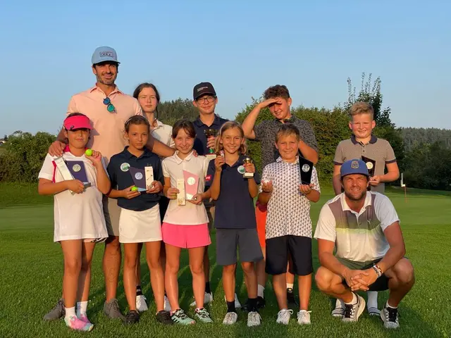 Die Kinder bringen schon die ersten Pokale mit nach Hause. „Academy“-Leiter Evan Teplitsky (hinten, 1.v.l.) hat die Kinder mit viel Einsatz und Geduld zum Erfolg geführt. | Foto: ET Golf Performance Academy