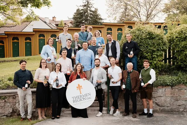 Gruppenfoto aller Sortensieger (von links nach rechts / von oben nach unten): Matthias Zechmeister-Mittl, Weingut Zechmeister, Perchtoldsdorf; Familie Sulzer-Boos, Weingut Sulzer-Boos, Brunn am Gebirge; Gaby Schlager, Weingut Familie Schlager, Sooß; Michael Hecher, Weingut Hecher, Sooß; Wilhelm Prüfert, Weinbau Barbach, Perchtoldsdorf; Thomas Kügerl, Weingut Fischer-Kügerl, Baden; Johannes Leeb, Weinbau Drexler-Leeb, Perchtoldsdorf; Mathias Karner, Weingut Karner, Großau/Bad Vöslau; Toni Nigl jun., Weingut Nigl – Die junge Generation, Perchtoldsdorf; Christoph Wöhrer, Weingut Wöhrer, Berndorf; Toni Nigl – Weingut Nigl – Die junge Generation, Perchtoldsdorf; Wolfgang Happel, Weingut Happel, Münchendorf; Anna und Katharina Schwertführer, 47er Schwertführer, Sooß; Katharina Wöhrleitner, Weinforum Thermenregion; Johann Gisperg, Burgundermacher Weingut Johann Gisperg, Teesdorf; Herbert Zöchling, Weingut Zöchling, Teesdorf; Heinrich Hartl sen., Weingut Hartl, Oberwaltersdorf; Maximilian Söllner, Weingut Drexler-Leeb, Perchtoldsdorf. | Foto: Anna Fellner Fotografie