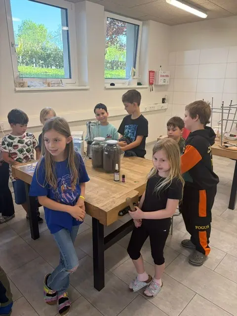 Die Kinder hatten großes Interesse am Lavendelprojekt. | Foto: Michaela Freisinger