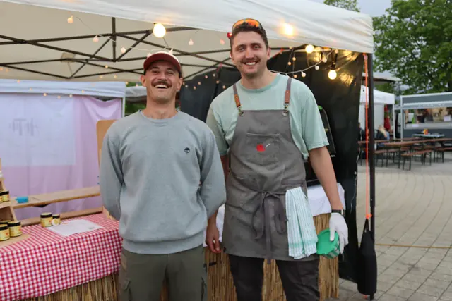 Auch neue Gesichter sind beim heurigen Bauernmarkt vertreten, wie Matthäus Wachter (r.) mit seinem „Opa Sepp Standl“. | Foto: MeinBezirk.at/Chiara Kresse