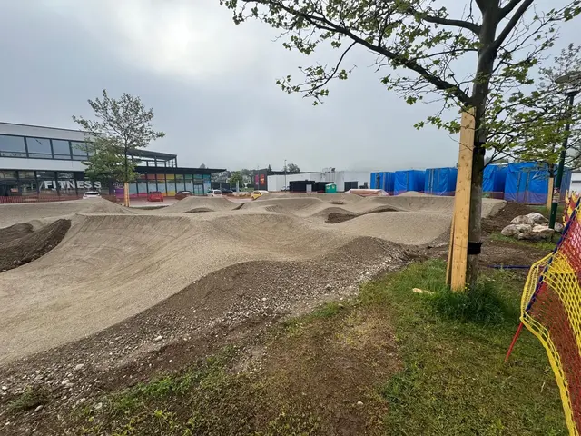 Im Sommer soll die Anlage dann aber schon genutzt werden können und das Freizeitangebot der Gemeinde ergänzen.  | Foto: Simon Wallner