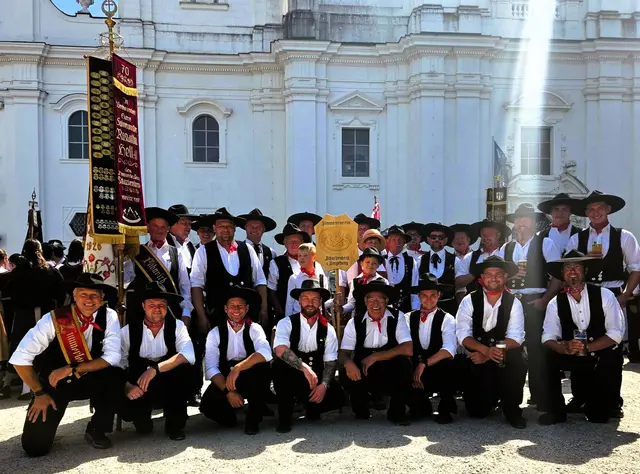 Kurz vor dem Start zum Maidultfestzug am Passauer Domplatz posierten die Schardenbeger Zimmerer noch für ein Erinnerungs-Gruppenbild in ihren legendären Klamotten samt Fahnenabordnung und Taferlbuam. Links vorne der 1. Vorstand Holzbaumeister Klaus Gruber. | Foto: Franz Gruber
