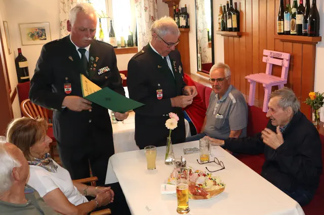 Kommandant Johann Pitter und Kassier Karl Adam gratulierten im Namen des Kameradschaftsbundes | Foto: Gerhard Langmann