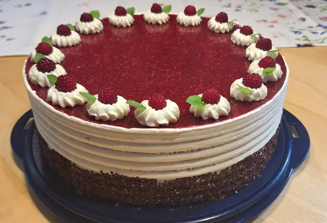 Besonders beliebt: Die Schoko-Himbeer-Torte. | Foto: Privat