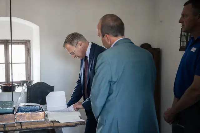 Landeshauptmann Thomas Stelzer warf einen Blick auf die in der Zeitkapsel gefundenen Dokumente. | Foto: Land OÖ/Max Mayrhofer