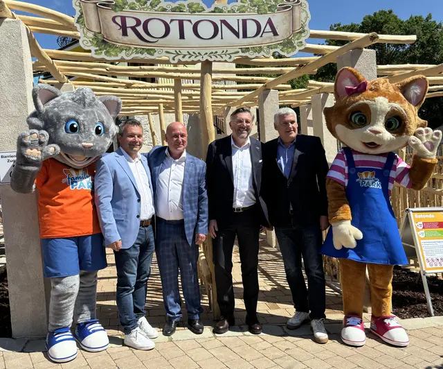 Kater Filippo, St. Margarethens Vizebürgermeister Christian Schriefl, Filip De Witte - Geschäftsführer Familypark, Harald Schwermann - Direktor der Wirtschaftskammer Burgenland, der Ruster Bürgermeister Gerold Stagl und Minky.  | Foto: MeinBezirk/Barbara Babonitsch-Diewald