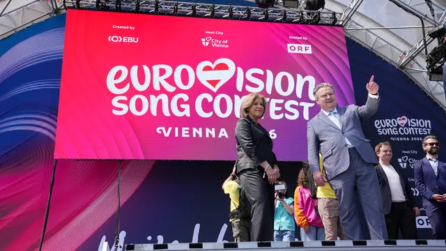 Bei der Besichtigung der Aufbauarbeiten am Rathausplatz: "ORF"-Generaldirektorin Ingrid Thurnher und Stadtchef Michael Ludwig (SPÖ). | Foto: Andreas Pölzl/MeinBezirk