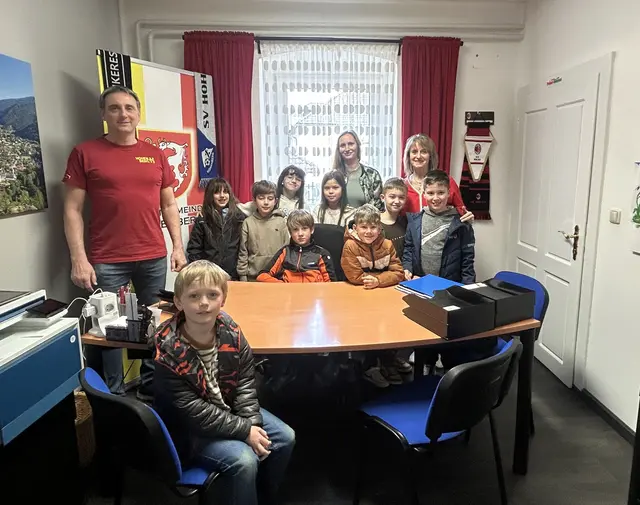 Bürgermeister Ferdinand Lerchbaumer, Amtsleiterin Nina Lerchbaumer und Michaela Gruber-Neumann mit den Schülerinnen und Schülern der 3. Klasse der Volksschule Hohenberg.
 | Foto: Marktgemeinde Hohenberg