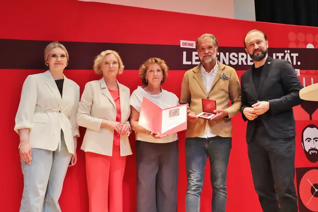 LAbg. Chiara Glawogger, Karin Greiner, Ursula Lackner und Max Lercher zeichneten Gerald Murlasits mit der Victor Adler-Plakette aus. | Foto: Edith Ertl