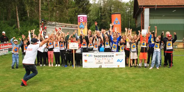 So sehen Sieger aus - Moderator Hannes Vörös machte Stimmung unter den Siegerteams aus Litzelsdorf und Bad Tatzmannsdorf. | Foto: Peter Seper