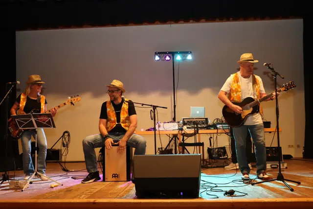 Beste Stimmung in Tulfes mit der Band „The Everglades“, die für ausgelassene Feierlaune und musikalische Highlights sorgte. | Foto: Kendlbacher