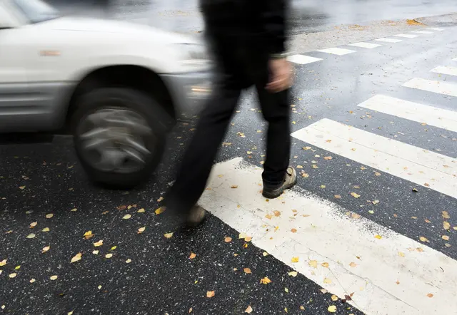 Der 54-jährige Lenker des Fahrzeuges streift im vorbeifahren eine Frau aus der Gruppe, sie stürzt und verletzt sich. | Foto: Pink Badger/ Fotolia (Symbolbild)
