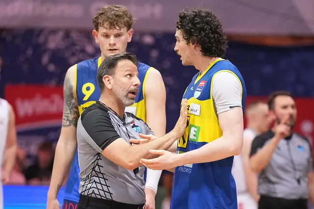 Es gab einige hitzige Diskussionen, bei denen die Schiedsrichter dazwischengehen mussten. | Foto: Basketball Austria/M. Tobisch
