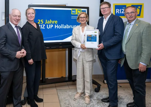 Landeshauptfrau Johanna Mikl-Leitner (Mitte), ecoplus Geschäftsführer Helmut Miernicki (3.v.l.), RIZ UP-Geschäftsführerin Petra Patzelt (2.v.r.) und Landtagsabgeordneter Richard Hogl (rechts) mit Mitarbeiterinnen vor dem Gründerzentrum. | Foto: NLK Filzwieser