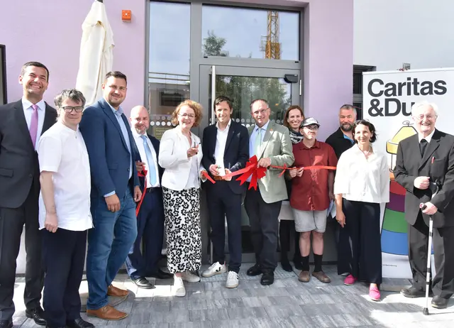 Symbolischer Banddurchschnitt zur offiziellen Eröffnung. | Foto: Herbert Schleich