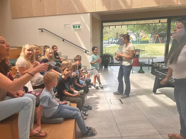 Gertrude Neukam erzählte den Kindern sehr viel über Lavendel. | Foto: Michaela Freisinger