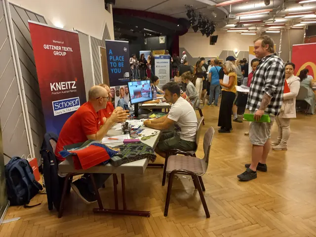 21 Betriebe – vom Klein- und Mittelunternehmen bis hin zu großen Industriebetrieben – aus unterschiedlichsten Branchen präsentierten sich im Rahmen der AMS-Jobmesse. | Foto: AMS Liezen