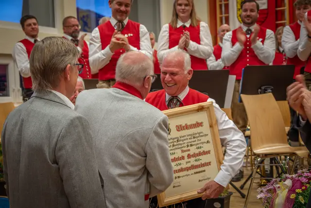 Reinfried Schröcker wurde am 2. Mai 2026, im Rahmen des Frühlingskonzerts, zum Ehrenkapellmeister der TMK St. Margarethen im Lungau ernannt. | Foto: Lukas Korbuly