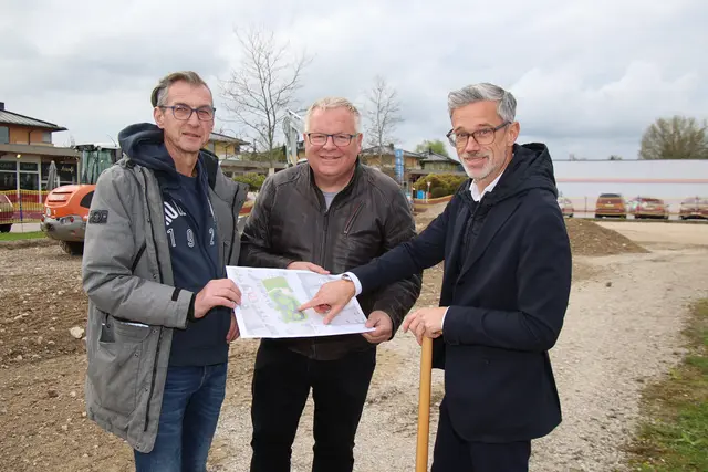 Spatenstich für den Pumptrack und den Freerunning Parcours: Tourismus-Obmann Hans Graf, Bürgermeister Simon Wallner, Grundstücksbesitzer Michael Grubinger.