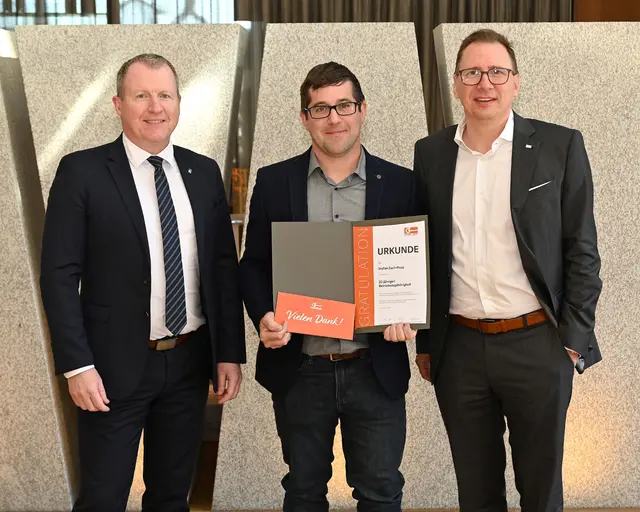 CEO Stefan Graf (links) und COO Peter Haas (rechts) mit Stefan Zach-Popp. | Foto: Günter Fürnkranz