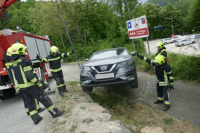 Die Feuerwehr musste einen Pkw bergen. | Foto: V Brigitte Krenn / FF Ober-Piesting