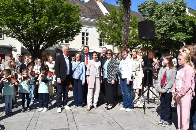 Musikschuldirektor Alexander Cachée begrüßt Birgit Böhm (Musikschul Management), Martin Hallbauer (BH Baden), Bürgermeisterin Carmen Jeitler-Cincelli, Andreas Gruber (Fachinspektor), Dagmar Pokorny (Schulqualitätsmanagerin) und Karin Zeiler (VS Pfaffstätten) mit den musizierenden Kindern. | Foto: Mirjam Preineder