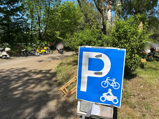 Fahr- und Motorradabstellplatz vor dem Flohmarktgelände. | Foto: MeinBezirk/Stephan Fugger