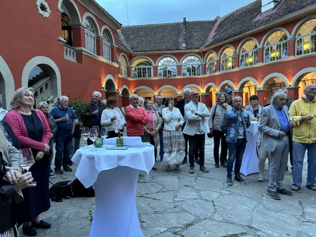Im stimmungsvollen Schlossinnenhof versammelten sich zahlreiche Besucher zur Vernissage. | Foto: MeinBezirk/Gerda Sammer-Schmidt