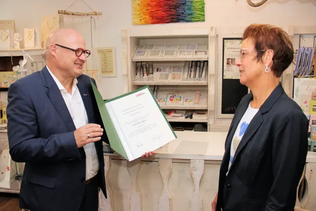 Peter Sükar überreichte die Ehrenurkunde an Isolde Hörandner. | Foto: Cescutti