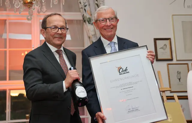  Peter Haubner (2. Nationalratspräsident) bei der Verleihung der Ehrenmitgliedschaft an Altlandeshauptmann Wilfried Haslauer  | Foto: Land Salzburg / Franz Neumayr