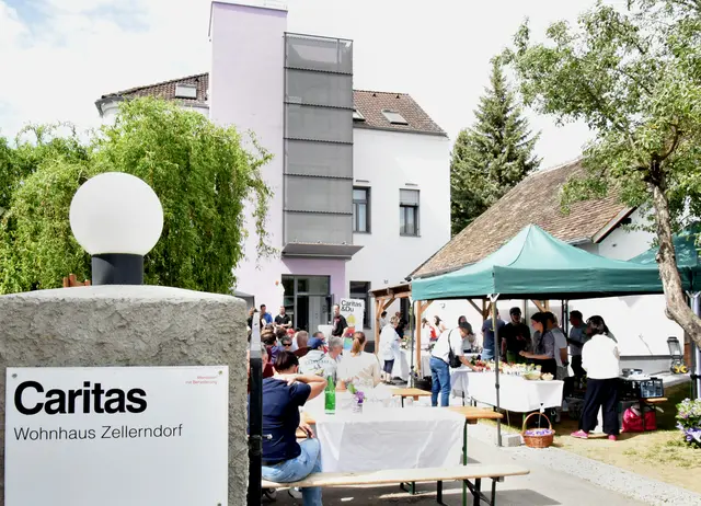 Bewohnerinnen und Bewohner präsentieren stolz ihr neues Zuhause. | Foto: Herbert Schleich