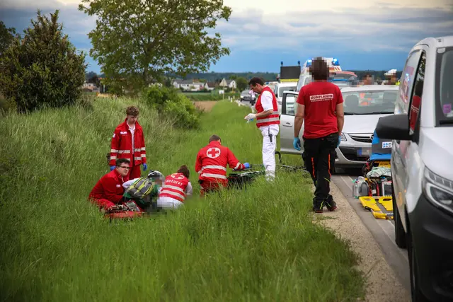Ein Fußgänger wurde beim Überqueren einer Straße in Marchtrenk schwer verletzt und musste vom Notarzt versorgt werden.
