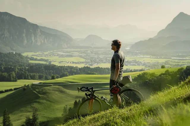 Extremsportler Wolfgang Fasching erkundet im Rahmen einer TV-Produktion das Kufsteinerland mit dem Gravelbike.  | Foto: ServusTV / Timo Kapl