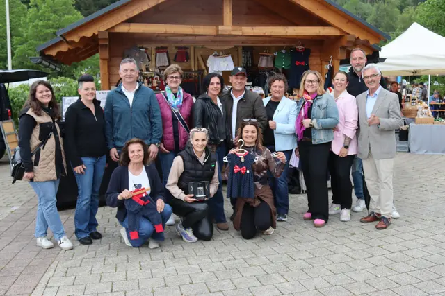 Die Gemeinde Finkenstein mit Bürgermeister Christian Poglitsch (Mitte) war auch vor Ort. | Foto: MeinBezirk.at/Chiara Kresse