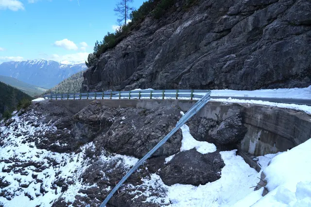 Bei einem Bereich des Straßenabschnitts wurde die Leitschiene durch eine Lawine beschädigt bzw. mitgerissen. | Foto: Land Tirol/Schallhart