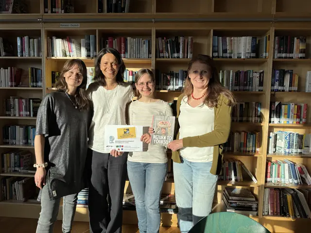 Elke Griessmayr (Lanner Kulturdreh), Merle Zirk, Lea Gohm (Freiwilligenzentrum Innsbruck Land) und Andrea Fink (Tiroler Landeskoordinatorin für die Freiwilligenpartnerschaft)  | Foto: Julia Brandl