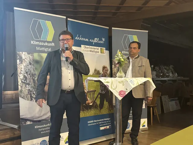 Bürgermeister Alfred Scherr begrüßt stellvertretend für die Gastgebergemeinde Lochen die Mitglieder der Vollversammlung. | Foto: MeinBezirk/Anja Kern