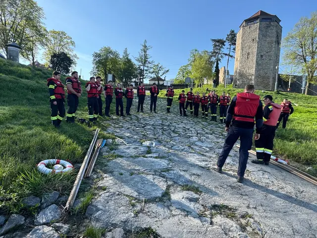Gruppenfoto mit Schwimmwesten