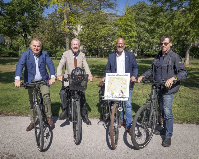 Infrastrukturstadtrat Franz Dinhobl, Bürgermeister Klaus Schneeberger (beide ÖVP), Umweltstadtrat Norbert Horvath (SPÖ) und Umweltgemeinderat Franz Hatvan (ÖVP). | Foto: Stadt Wiener Neustadt/Weller