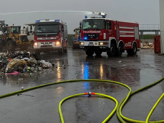 Am Donnerstag ging der Einatzmarathon der Feuerwehr unvermittelt weiter. | Foto: Presseteam BFKDO Wiener Neustadt