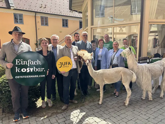 Großer Aufmarsch: Die Neueröffnung des JUFA Hotels in Pöllau soll für touristischen Höhenflug sorgen. | Foto: MeinBezirk/Posch