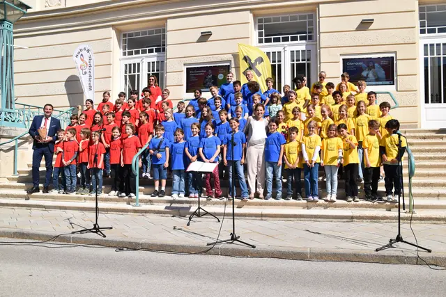Volksschulchor mit Bürgermeisterin und Vertreter der BH. | Foto: Mirjam Preineder