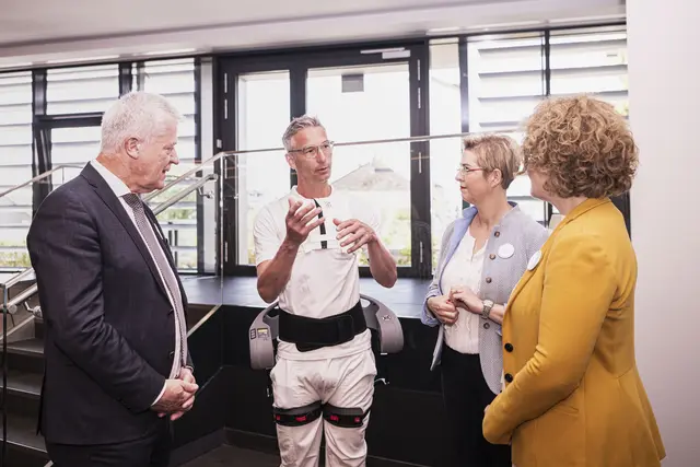 Stv. Pflegedirektor UK St. Pölten Oliver Loiskandl erklärt die Funktion des Exoskeletts, das er trägt – ein technisches Unterstützungssystem, das Bewegungen erleichtert und den Körper entlasten kann. | Foto: NÖ LGA / Daniela Matejschek
